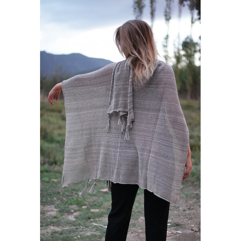 Εσάρπα με τρύπες και κρόσια Εσάρπα με τρύπες και κρόσια